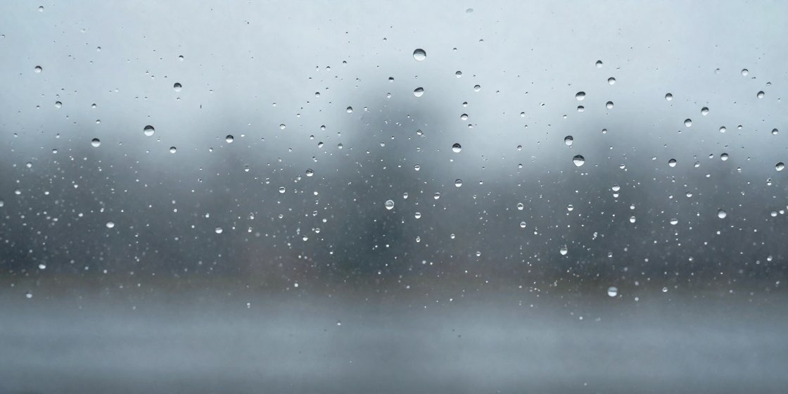 雨粒の付いた車の側面窓